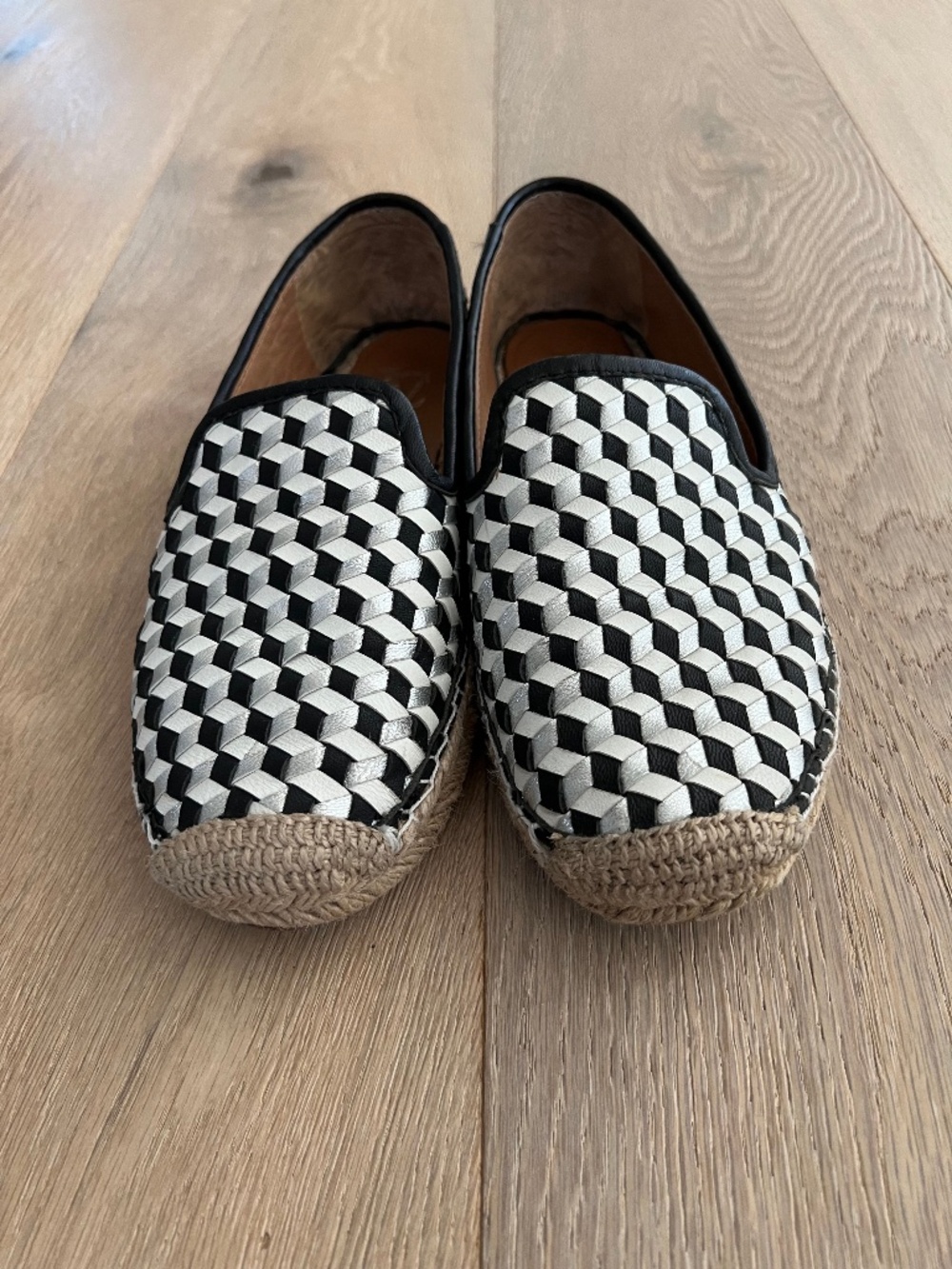 035 🇨🇦 Vince Camuto Balck & White Espedrille, Size 8.5M